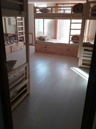 Хостелы Hostel 777 Харьков Кровать в общем номере для мужчин и женщин с 10 кроватями-2